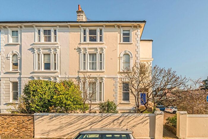 1 Bedroom Flat For Sale In Uxbridge Road, Kingston Upon Thames, KT1