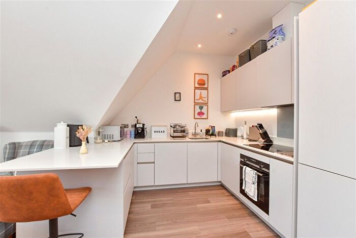 2 Bedroom Flat For Sale In Yorke Road, Reigate, Surrey, RH2