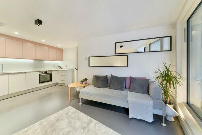 3 Bedroom Flat To Rent In - Beadnell Road London, SE23