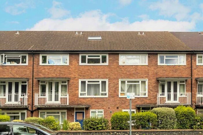 2 Bedroom Flat To Rent In Maple Road, Surbiton, KT6