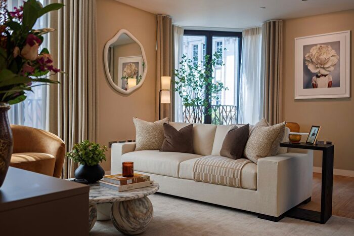 2 Bedroom Flat For Sale In Great Portland Street, London, W1W
