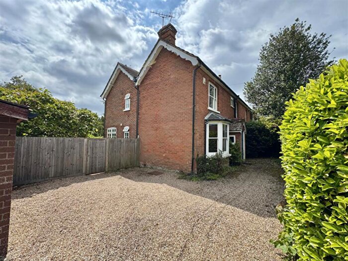 4 Bedroom Detached House For Sale In Crookham Road, Fleet, GU51