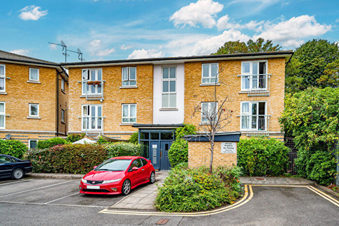 2 Bedroom Flat For Sale In King Henrys Walk, Dalston, London, N1
