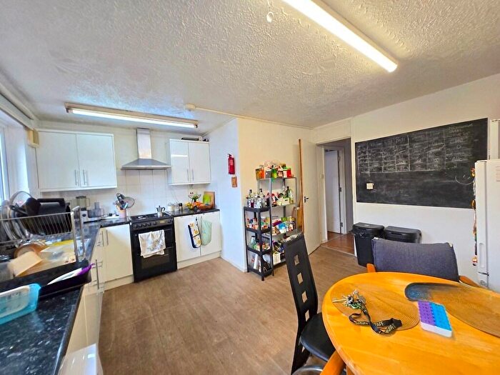 5 Bedroom Apartment To Rent In Mile End Road, Stepney Green, E1