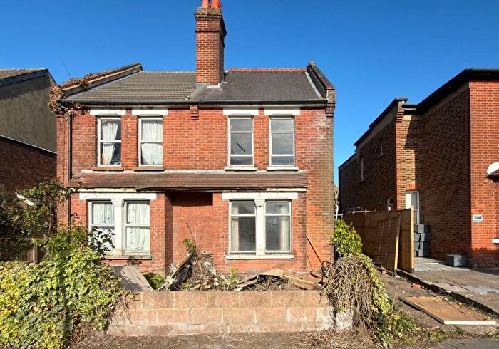 3 Bedroom Semi Detached House For Sale In Kingston Road, Leatherhead, Surrey, KT22