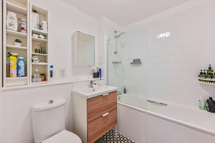 2 Bedroom Flat For Sale In Coade Court, Paradise Road, Clapham, London, SW4