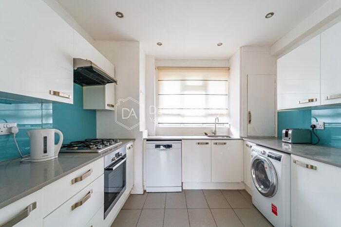 2 Bedroom Maisonette To Rent In Lofting Road, Islington, London, N1