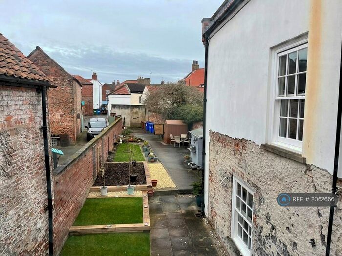 1 Bedroom Flat To Rent In Market Place, Howden, Goole, DN14