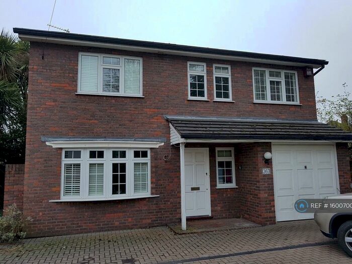 4 Bedroom Detached House To Rent In Bridge Road, Chertsey, KT16