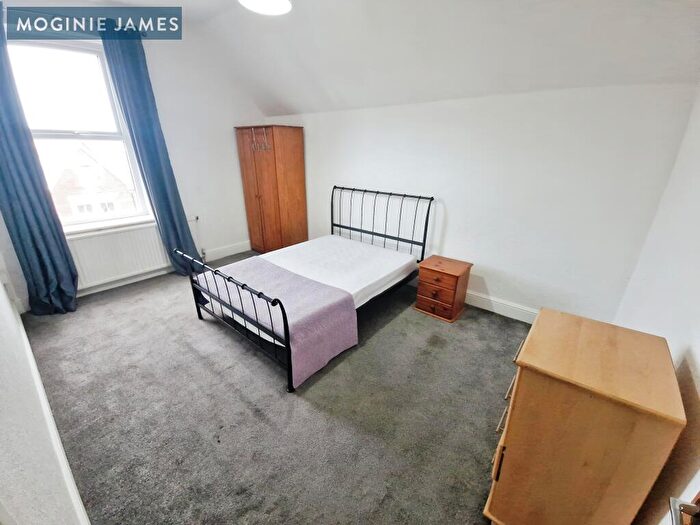 3 Bedroom Flat To Rent In City Road, Roath, CF24