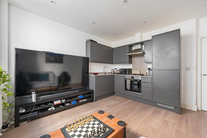 1 Bedroom Flat For Sale In Maybank Road, Woodford, E18