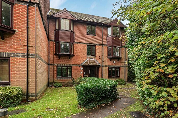 2 Bedroom Apartment For Sale In Foxhills, Woking, Surrey, GU21