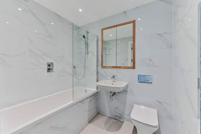 3 Bedroom Flat To Rent In Boulevard Point, Croydon, CR0