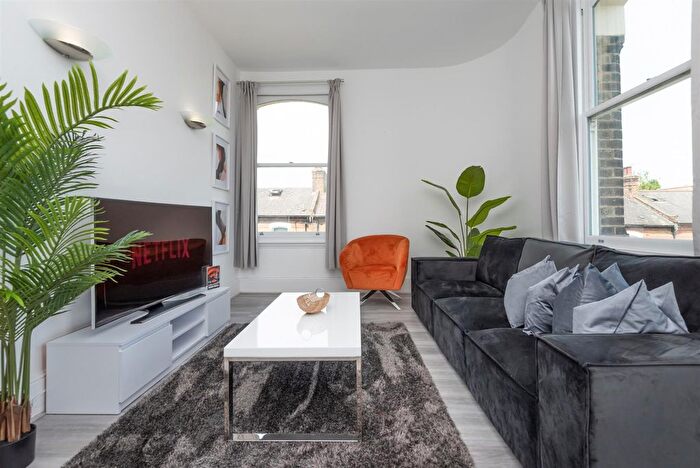 3 Bedroom Flat To Rent In Rattray Road, Brixton, SW2