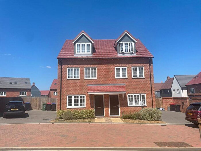 3 Bedroom House To Rent In £ Rent Credit On Month - Bridle Crescent, Braintree, CM7