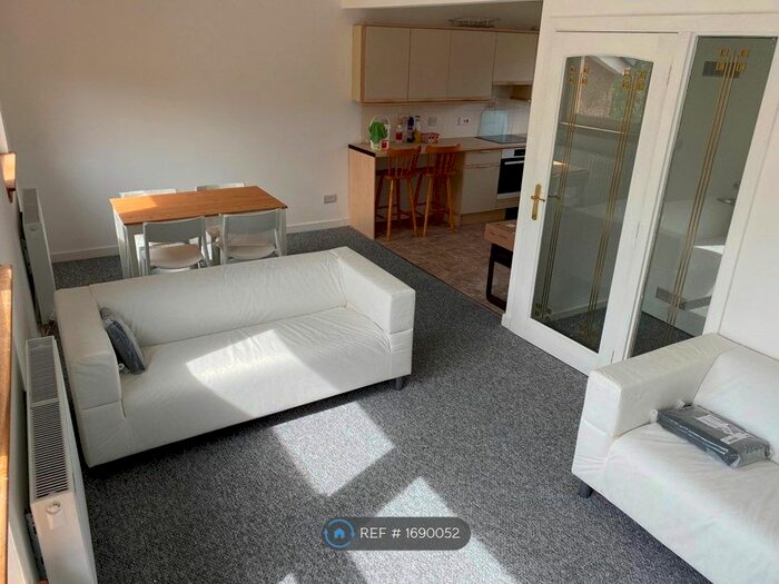 3 Bedroom Flat To Rent In Broompark Drive, Glasgow, G31