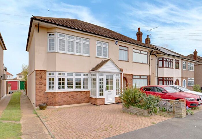 3 Bedroom Semi Detached House For Sale In The Glen, Rainham, RM13