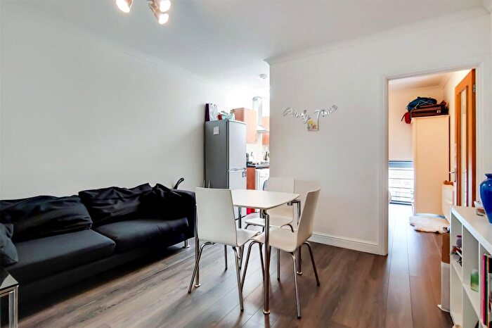 2 Bedroom Flat To Rent In North End Road, London, SW6