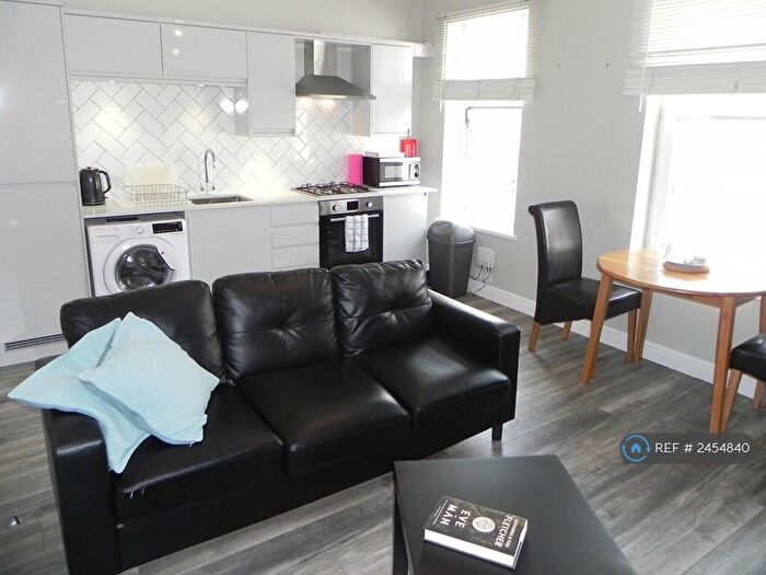 2 Bedroom Flat To Rent In Duesbery St, Hull, HU5