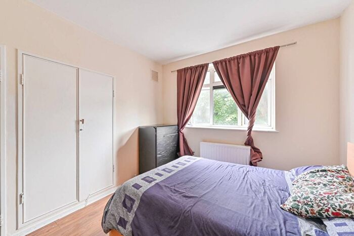 3 Bedroom Flat For Sale In Lordship Lane, East Dulwich, London, SE22