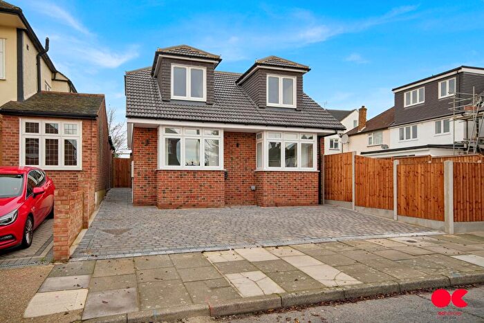 3 Bedroom Detached Bungalow For Sale In Plumpton Avenue, Hornchurch, RM12