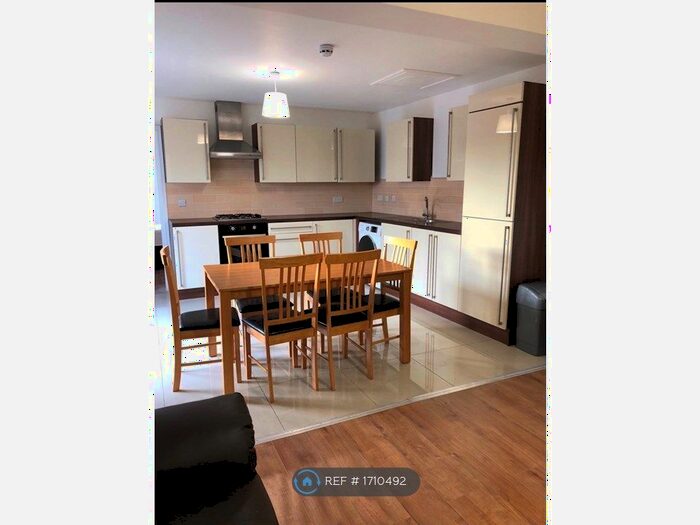 4 Bedroom Semi-Detached House To Rent In Broadoak Walk, Bristol, BS16