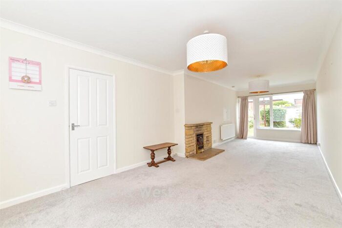 3 Bedroom End Of Terrace House For Sale In Knox Road, Havant, Hampshire, PO9