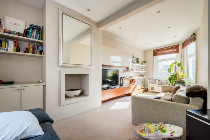 2 Bedroom Flat To Rent In North View Road London, N8