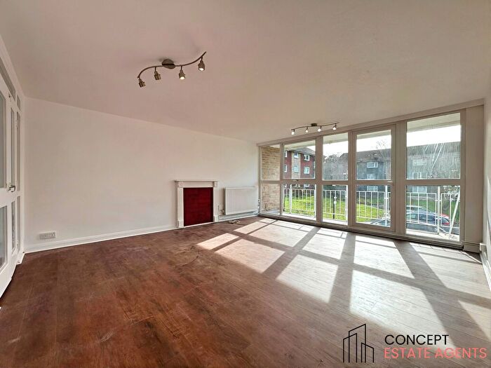 3 Bedroom Flat To Rent In Basinghall Gardens, Sutton, SM2