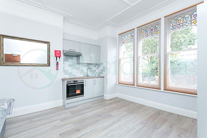 Studio To Rent In Louisville Road, London, SW17