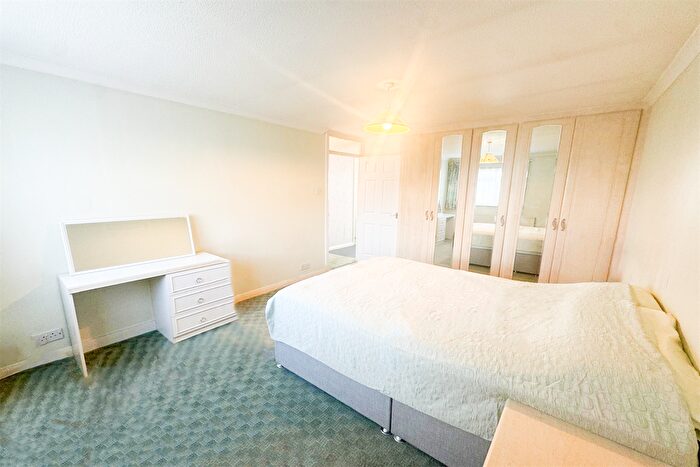 4 Bedroom Detached House For Sale In Mallard Road, CR2