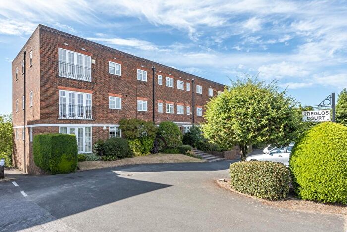 3 Bedroom Flat For Sale In Oatlands Drive, Weybridge, KT13
