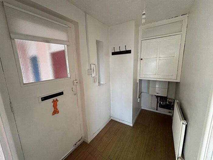 2 Bedroom Flat For Sale In Dickens Avenue, Corsham, SN13