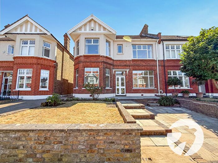 6 Bedroom Semi-Detached House For Sale In Glenlyon Road, London, SE9