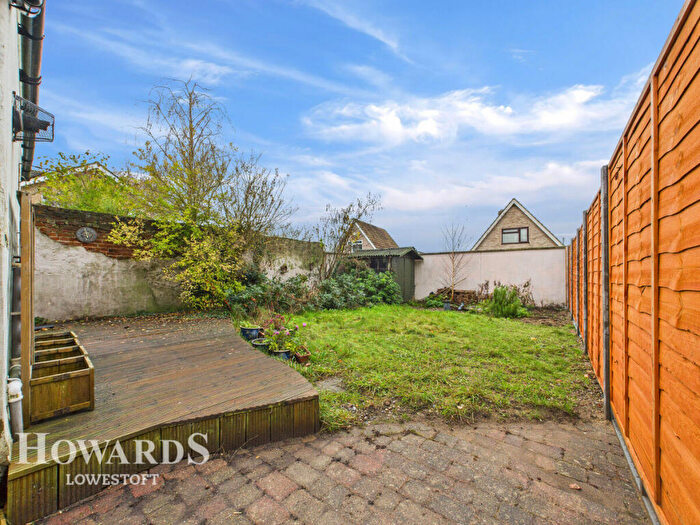 3 Bedroom Detached House For Sale In Oulton Street, Lowestoft, NR32