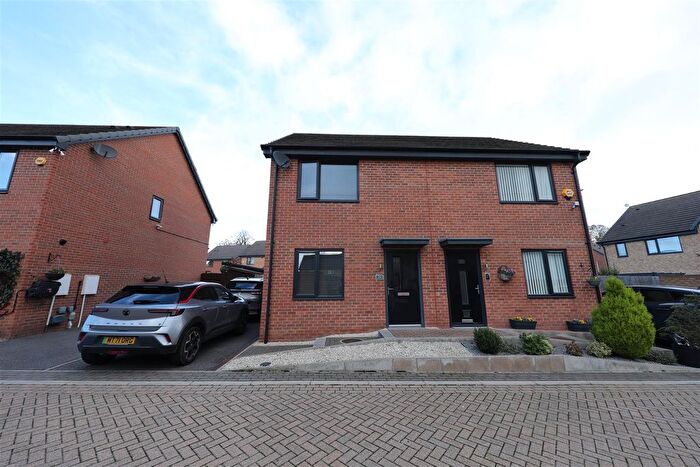 2 Bedroom Semi Detached House For Sale In Finchley Close, Hull, HU8