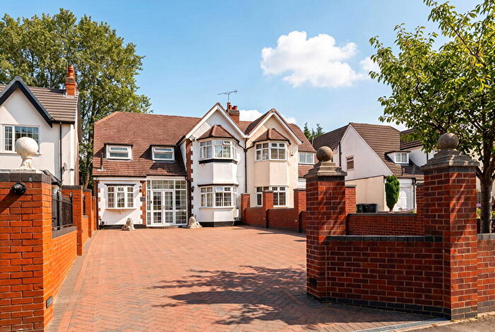 4 Bedroom Semi-Detached House For Sale In Stratford Road, Hall Green, B28