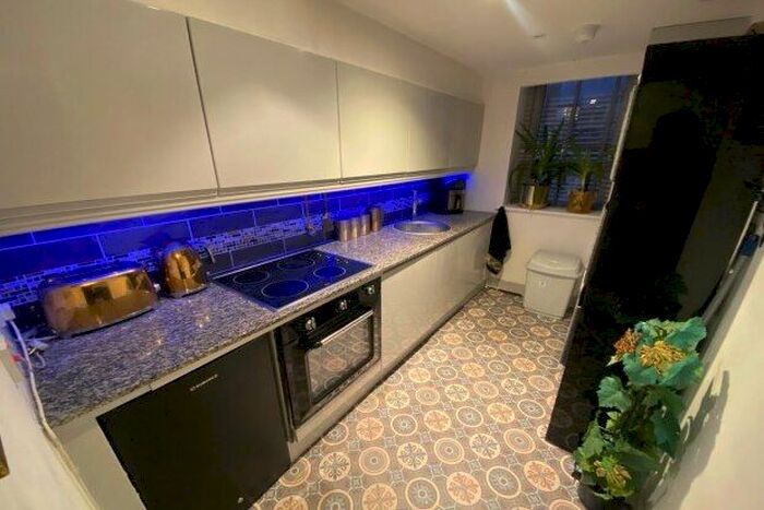 2 Bedroom Flat To Rent In Royal Quay, Liverpool, L3