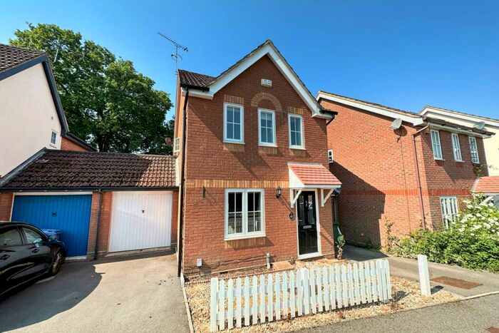 3 Bedroom Link Detached House To Rent In Hebbecastle Down, Bracknell, RG42