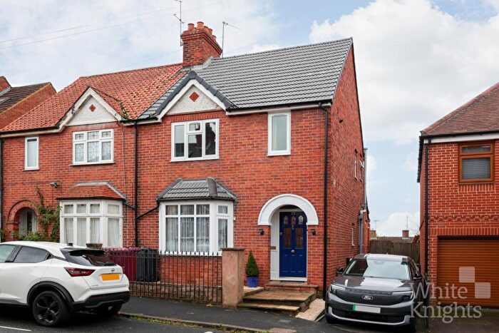 3 Bedroom Semi Detached House For Sale In Winchester Road, Reading, Berkshire, RG2