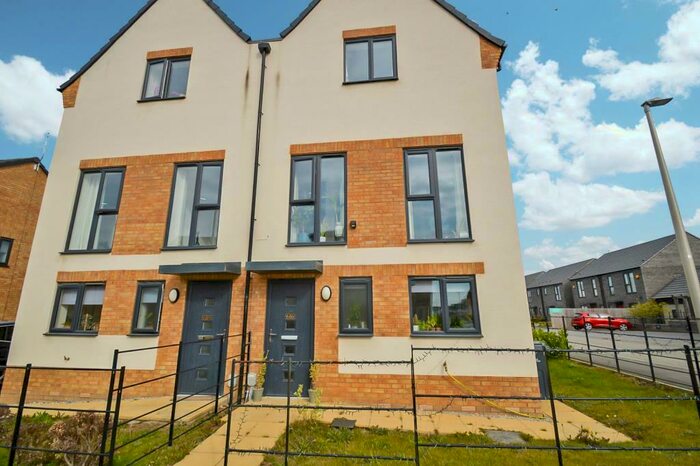 3 Bedroom Semi-Detached House To Rent In Pioneer Way, Kingswood, Hull, HU7