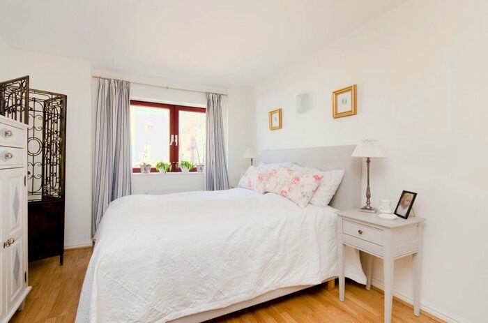2 Bedroom Flat To Rent In William Morris Way, London, SW6