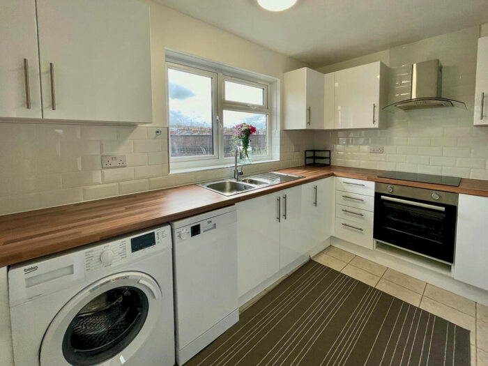 2 Bedroom Flat To Rent In The Wells, Southgate, N14