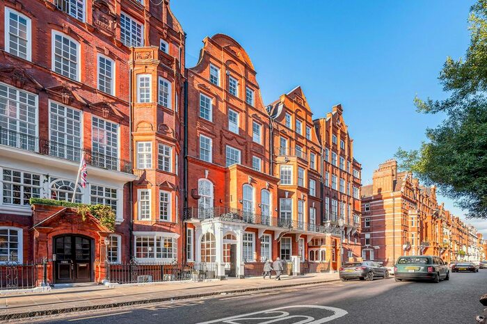 1 Bedroom Flat To Rent In Cadogan Square, London, SW1X