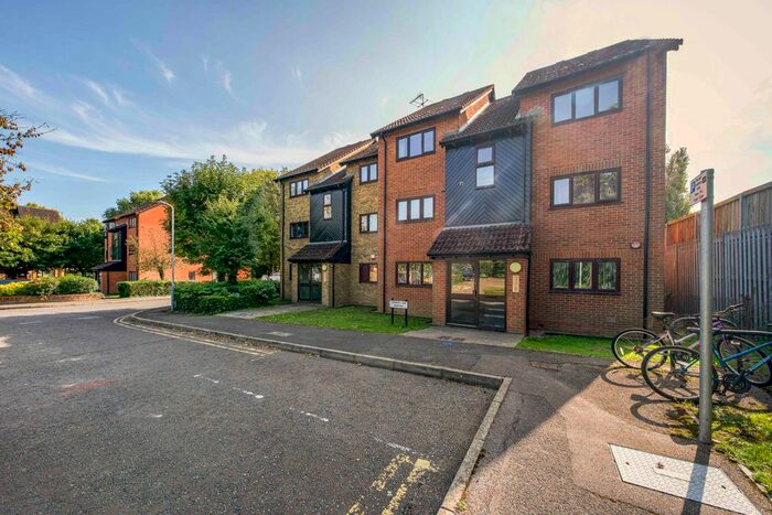 1 Bedroom Flat To Rent In Turnpike Lane, Uxbridge, UB10
