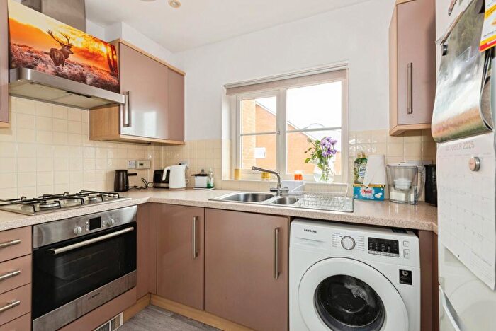 2 Bedroom Flat For Sale In Reynolds Avenue, Redhill, Surrey, RH1
