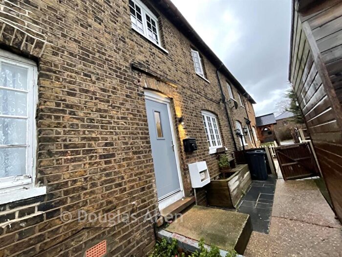 3 Bedroom Cottage For Sale In Hainault Road, Chadwell Heath, Essex, RM6