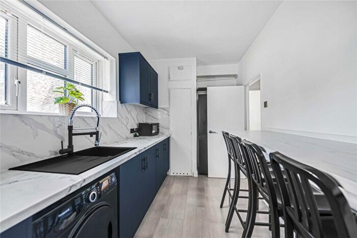2 Bedroom Flat To Rent In Lochinvar Street, London, SW12