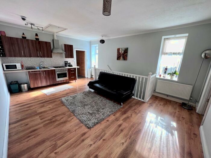 2 Bedroom Flat To Rent In Soundwell Road, Bristol, BS16