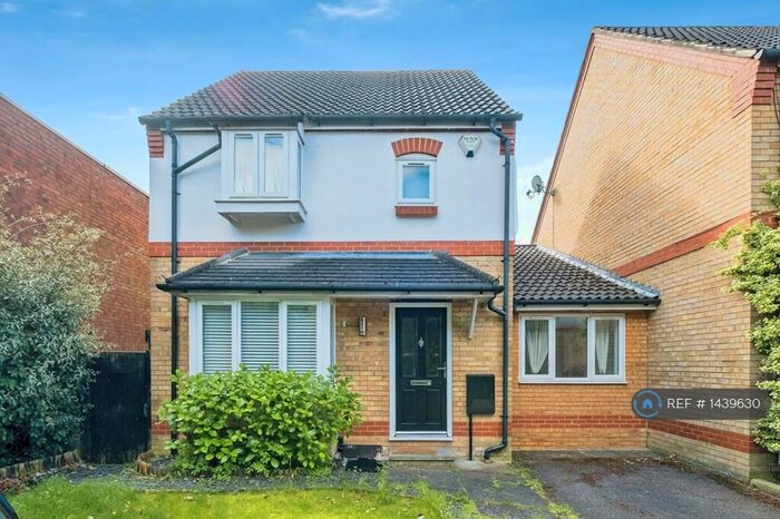 3 Bedroom Detached House To Rent In Fernihough Close, Weybridge, KT13